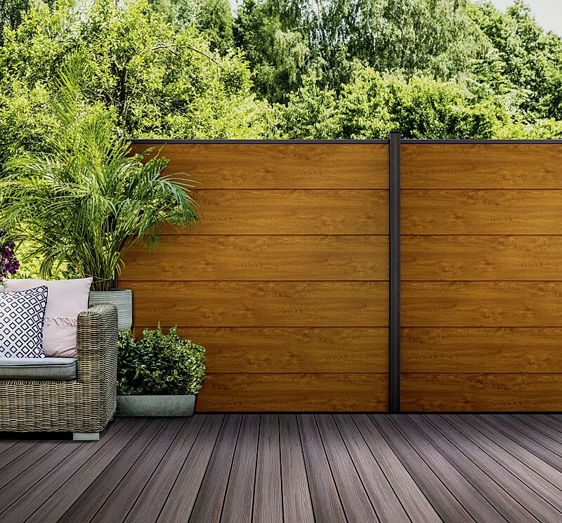 sichtschutzwand-wexford__shoKAT0073066 Sichtschutzwand WEXFORD, Ausführung BASIC, Pfosten in DB 703 eisenglimmer, Wandelemente foliert in golden oak
