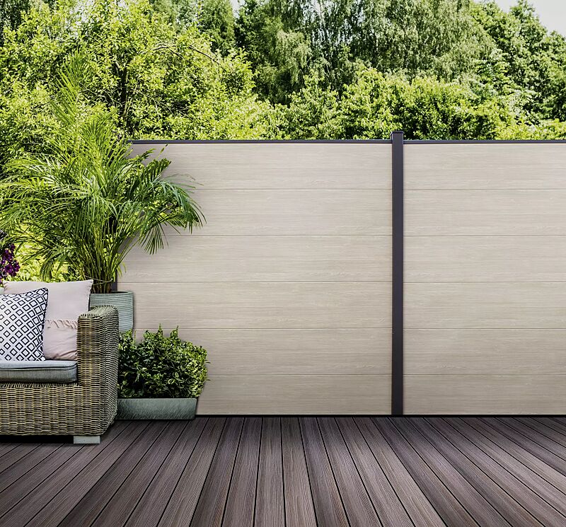 sichtschutzwand-wexford__shoKAT0073067 Sichtschutzwand WEXFORD, Ausführung BASIC, Pfosten in DB 703 eisenglimmer, Wandelemente foliert in sheffield oak