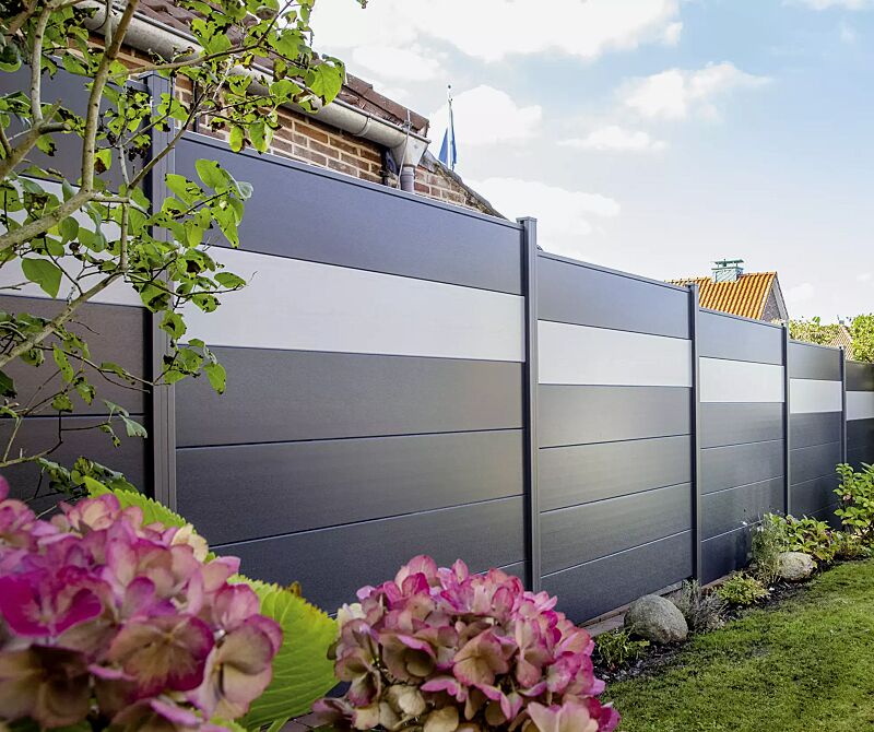 sichtschutzwand-wexford__shoKAT0073069 Sichtschutzwand WEXFORD, Ausführung BASIC, Pfosten in DB 703 eisenglimmer, Wandelementfüllung foliert in anthrazitgrau / silbergrau (auftragsbezogene Anpassung)