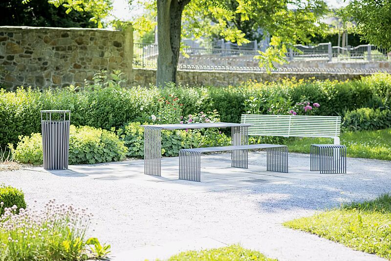 sitz-anzio__shoKAT0060614 Kollektion ANZIO bestehend aus Sitz, Sitzbank, Tisch und Abfallbehälter, in eisenglimmergrau bzw. in RAL 9003 signalweiß