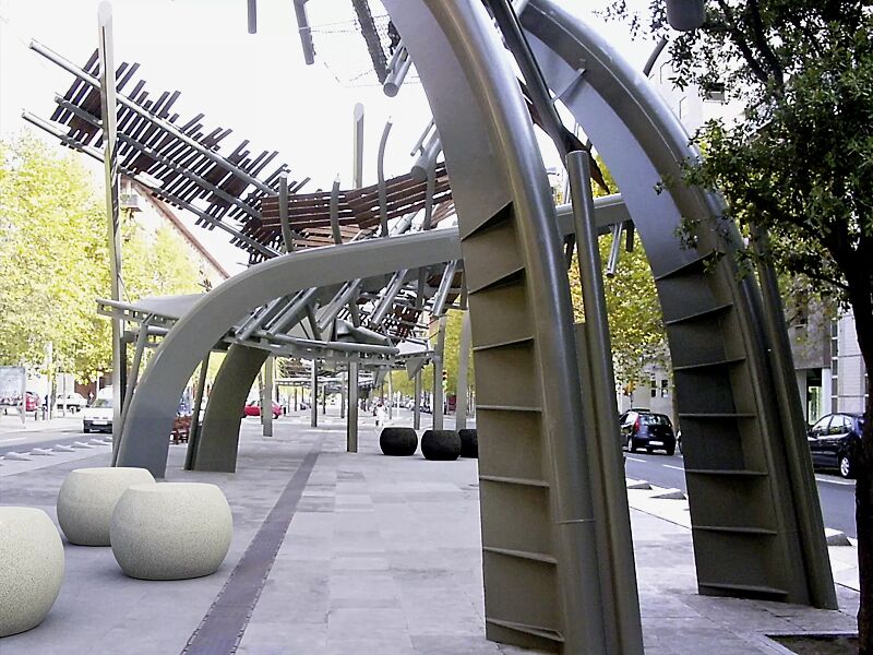 sitz-apollos__shoKAT0036956 Sitz APOLLOS aus Beton, Sitzfläche geschliffen, Seitenflächen sandgestrahlt, in Granitoptik weiß