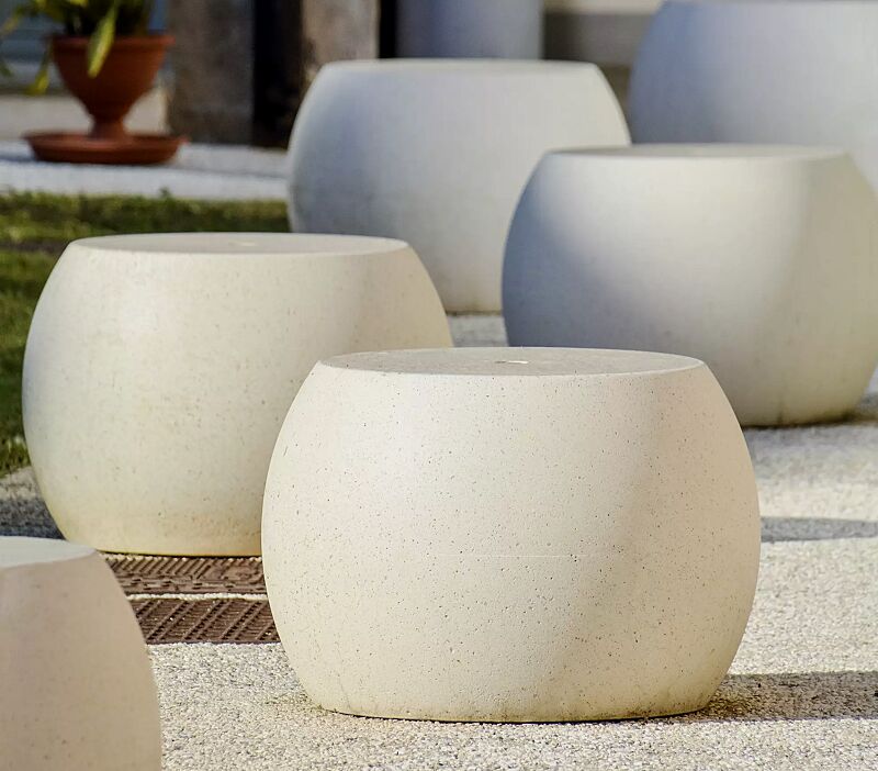 Sitz APOLLOS aus rekonstituiertem Marmor, Sitzfläche geschliffen, Seitenflächen sandgestrahlt, in weiß carrara