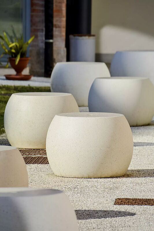 sitz-apollos__shoKAT0067537 Sitz APOLLOS aus rekonstituiertem Marmor, Sitzfläche geschliffen, Seitenflächen sandgestrahlt, in weiß carrara