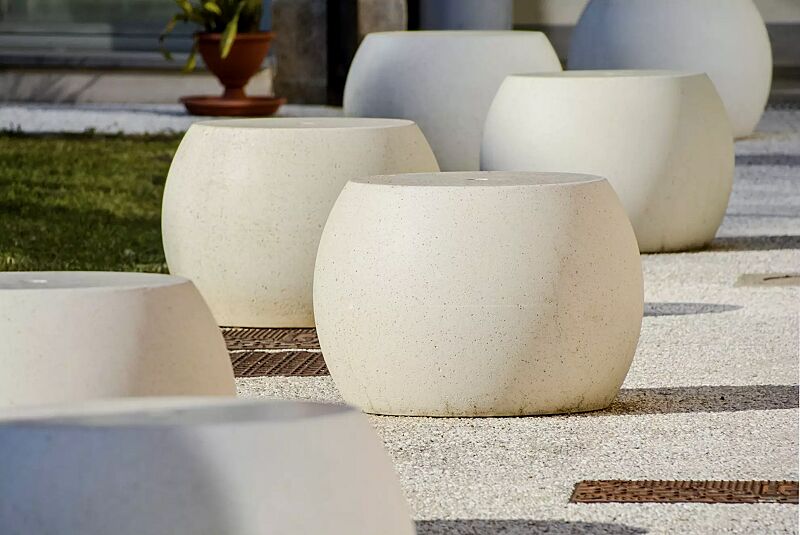 sitz-apollos__shoKAT0067538 Sitz APOLLOS aus rekonstituiertem Marmor, Sitzfläche geschliffen, Seitenflächen sandgestrahlt, in weiß carrara