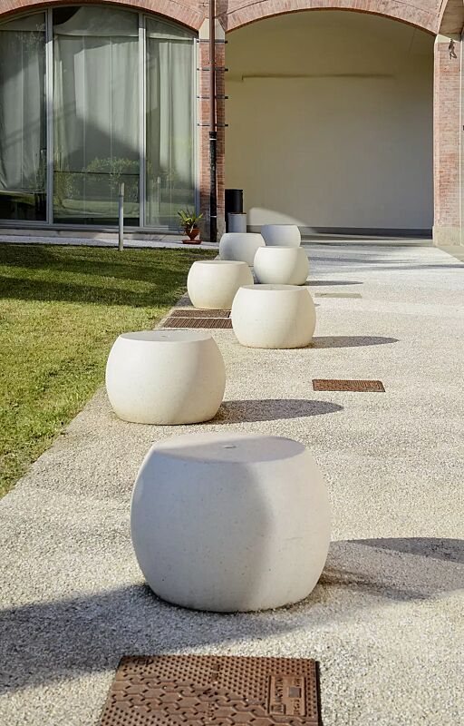 sitz-apollos__shoKAT0067540 Sitz APOLLOS aus rekonstituiertem Marmor, Sitzfläche geschliffen, Seitenflächen sandgestrahlt, in weiß carrara