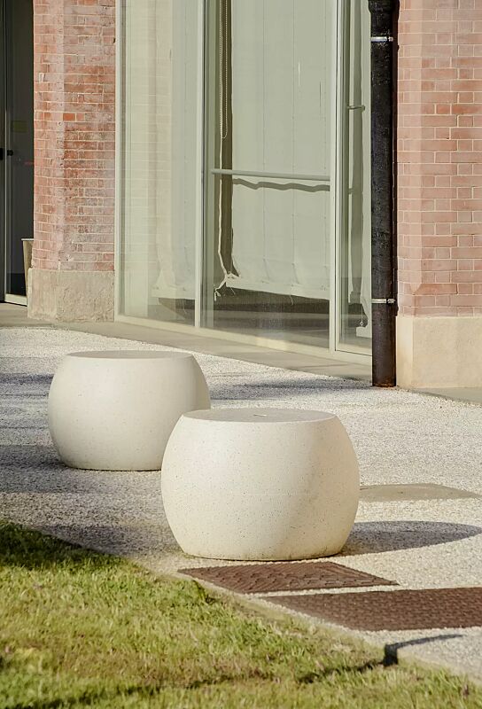 sitz-apollos__shoKAT0067542 Sitz APOLLOS aus rekonstituiertem Marmor, Sitzfläche geschliffen, Seitenflächen sandgestrahlt, in weiß carrara