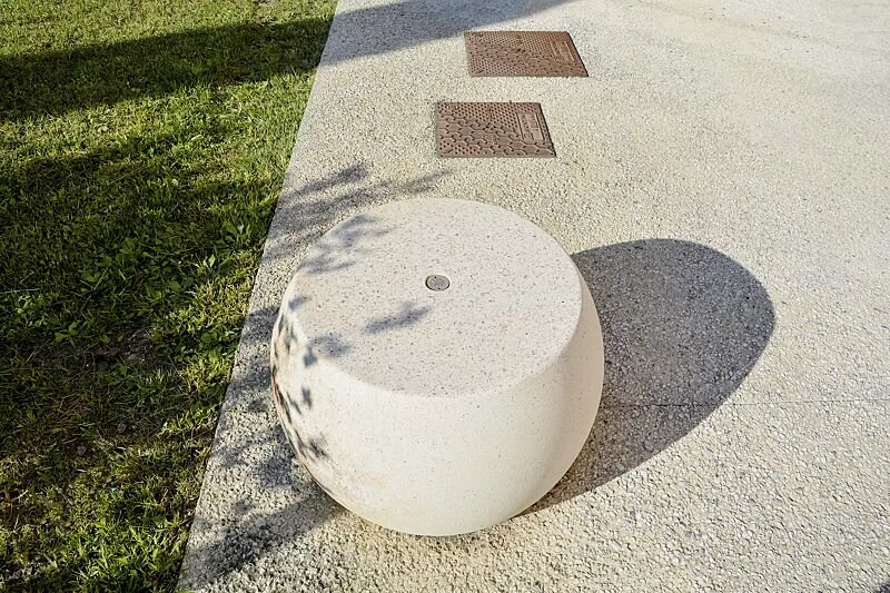 sitz-apollos__shoKAT0067544 Sitz APOLLOS aus rekonstituiertem Marmor, Sitzfläche geschliffen, Seitenflächen sandgestrahlt, in weiß carrara