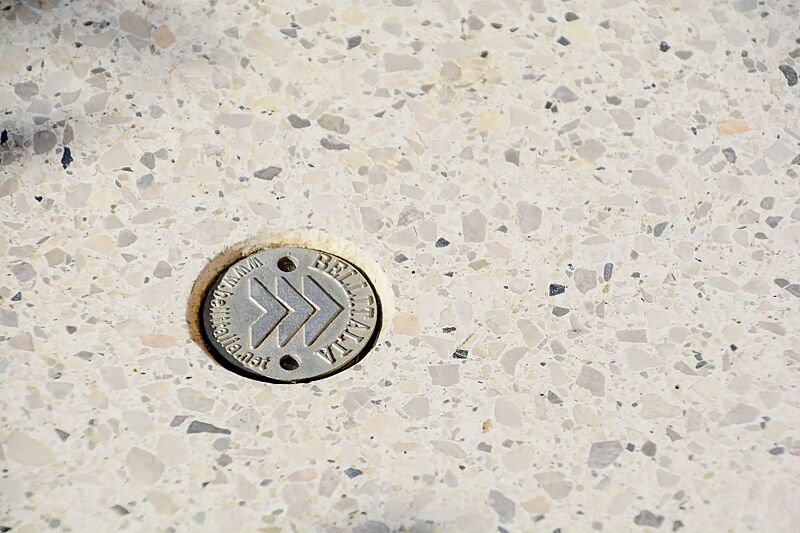 sitz-apollos__shoKAT0067545 Sitz APOLLOS aus rekonstituiertem Marmor, Sitzfläche geschliffen, Seitenflächen sandgestrahlt, in weiß carrara