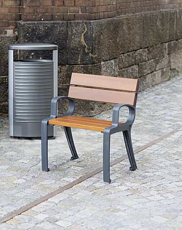 <div id="container" class="container">Kollektion BASIC bestehend aus Sitz und Abfallbehälter</div>
