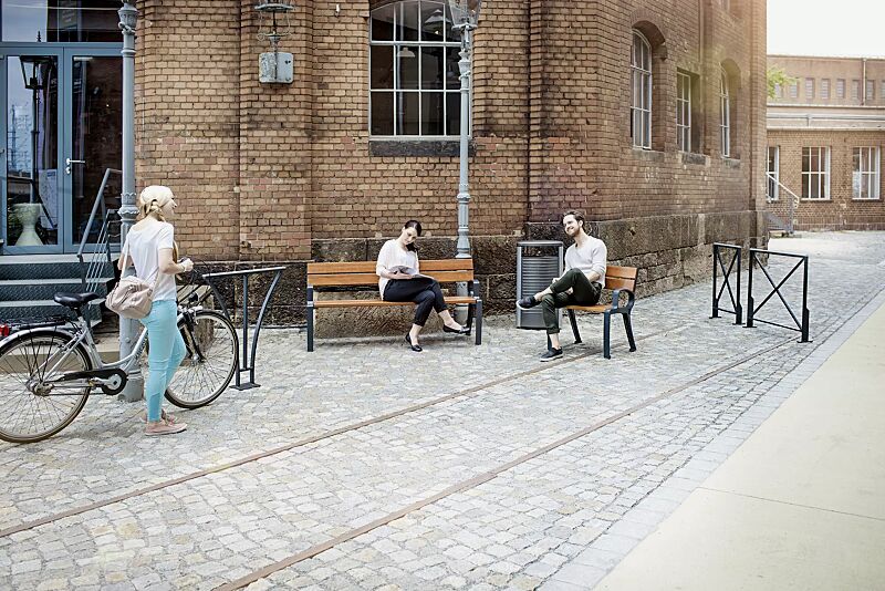 sitz-basic__shoKAT0055449 Kollektion BASIC bestehend aus Sitz, Sitzbank, Abfallbehälter, Anlehnbügel und Geländersystem