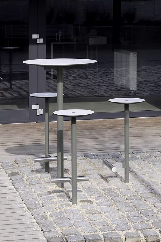 sitz-bistrot-bar__shoKAT0054918 3 Barhocker und Stehtisch BISTROT mit HPL-Auflage in White 0085, Stahlteile in RAL 9007 graualuminium