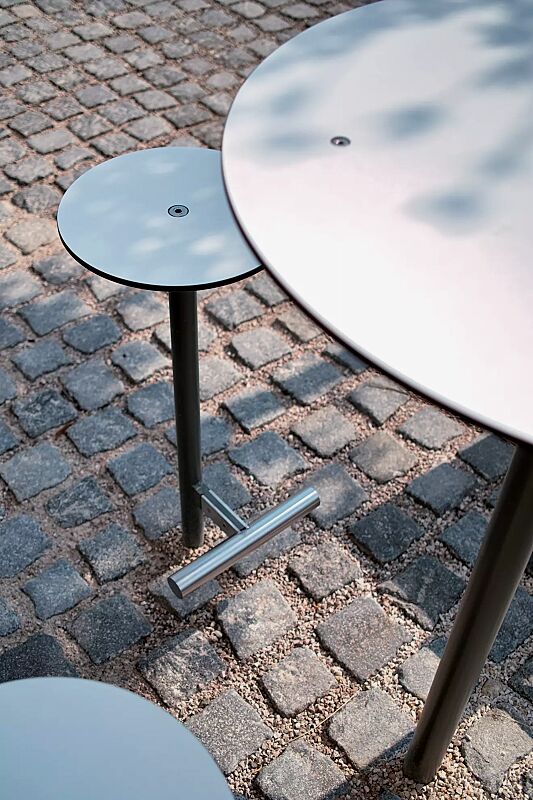 sitz-bistrot-bar__shoKAT0054933 Barhocker und Stehtisch BISTROT mit HPL-Auflage in White 0085, Stahlteile in RAL 9007 graualuminium