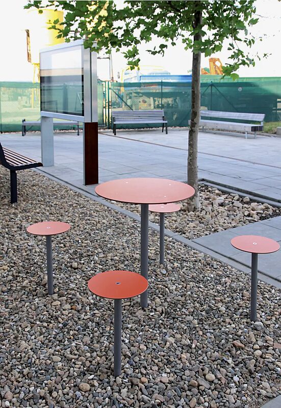 sitz-bistrot-bar__shoKAT0054936 Barhocker und Stehtisch BISTROT mit HPL-Auflage in rot, Stahlteile in RAL 9007 graualuminium