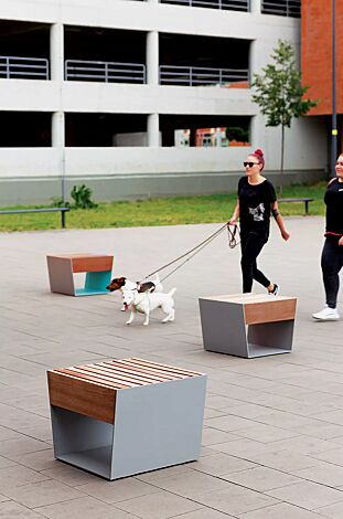 Sitz BLOCQ mit Jatobaholzbelattung, Stahlteile in bicolor und in RAL 9006 weißaluminium