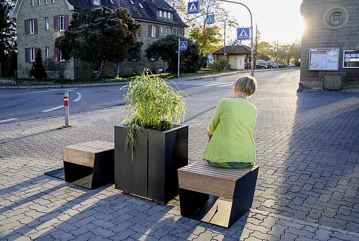 <div id="container" class="container">Sitz BLOCQ mit Jatobaholzbelattung, Pflanzbehälter MALAGENO, 1000 x 440 mm, Stahlteile in RAL 7016 anthrazitgrau</div>