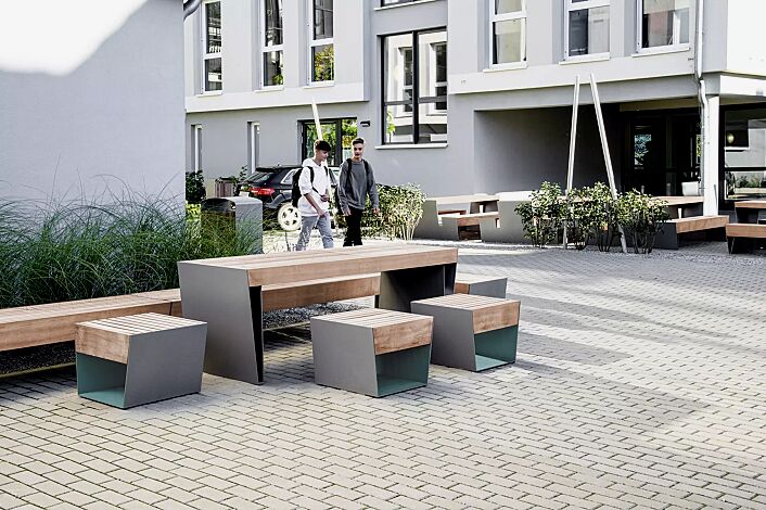 Sitz BLOCQ mit Jatobaholzbelattung, Stahlteile in bicolour (Sonderausführung in RAL 9007 graualuminium und RAL 6027 lichtgrün), Sitzbank BLOCQ und Tisch BLOCQ (Sonderausführung)