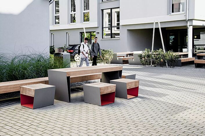 Sitz BLOCQ mit Jatobaholzbelattung, Stahlteile in bicolour (Sonderausführung in RAL 9007 graualuminium und RAL 3020 verkehrsrot), Sitzbank BLOCQ und Tisch BLOCQ (Sonderausführung)