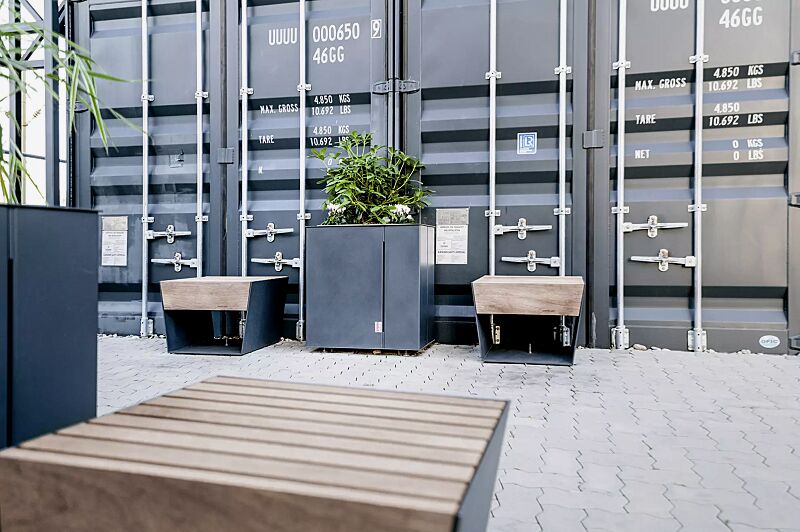 sitz-blocq__shoKAT0069848 Sitz BLOCQ mit Jatobaholzbelattung, Pflanzbehälter MALAGENO, 1000 x 440 mm, Stahlteile in RAL 7016 anthrazitgrau