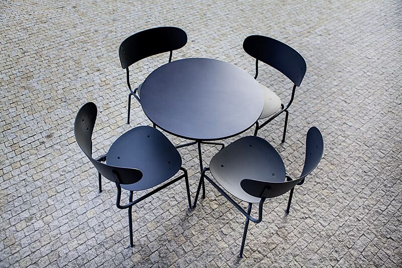 sitz-boh%C3%A9m__shoKAT0069333 Sitz und Tisch BOHÉM aus Aluminium, pulverbeschichtet in RAL 9005 tiefschwarz