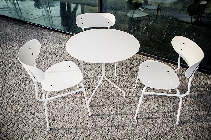 <div id="container" class="container"><div id="container" class="container">Sitz und Tisch BOHÉM aus Aluminium, pulverbeschichtet in RAL 9010 reinweiß</div></div>
