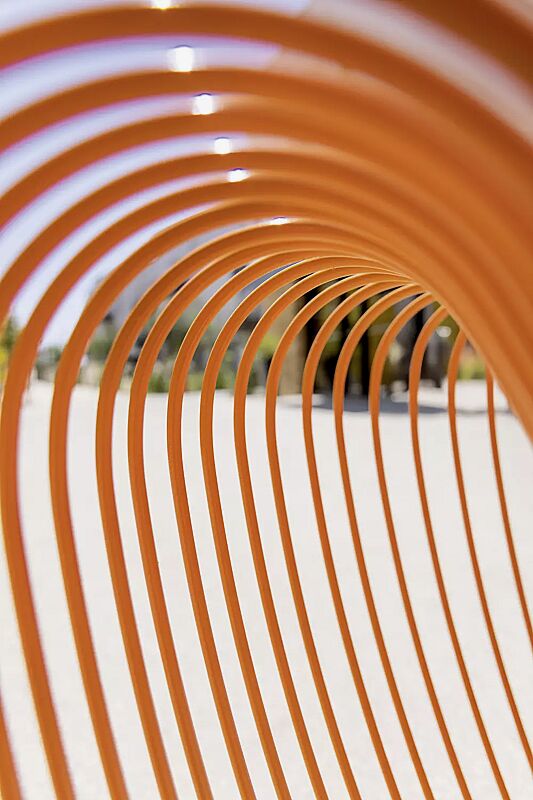 sitz-bubble__shoKAT0070834 Detail: Edelstahlstreben in RAL 1037 sonnengelb