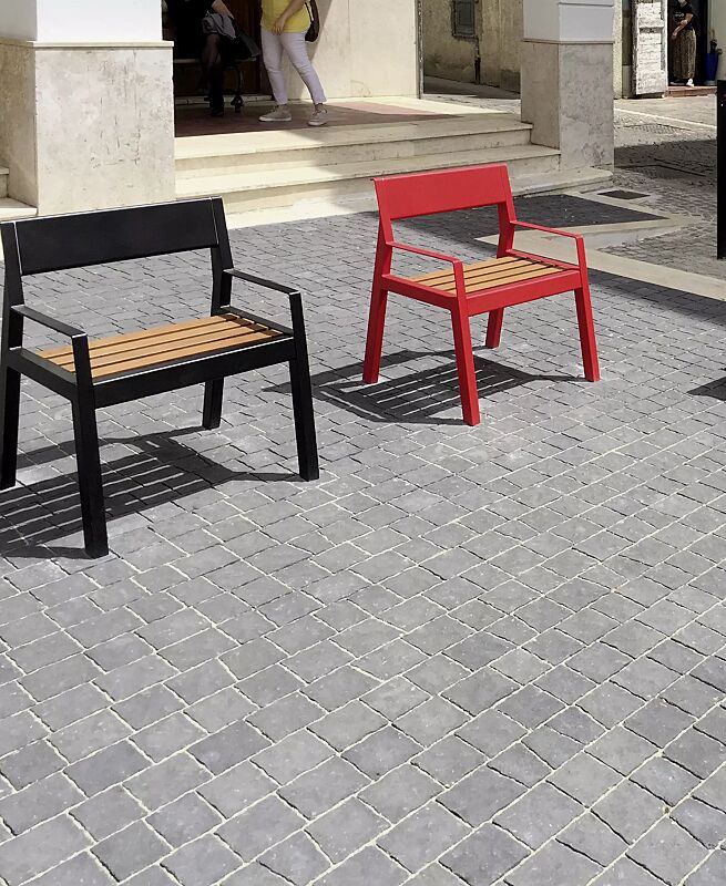 Sitz CASTEO mit Hartholzbelattung, Stahlteile in RAL 3000 feuerrot und RAL 9005 tiefschwarz