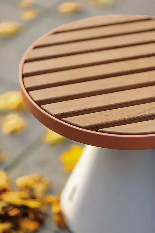 sitz-conics__shoKAT0070539 Sitz CONICS mit Jatobaholzbelattung, HPC-Beton in hellgrau, Stahlteile in RAL 3016 korallenrot