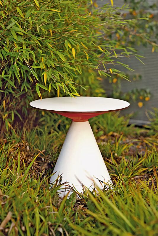 sitz-conics__shoKAT0070541 Sitz CONICS mit HPL-Auflage in White 0085, HPC-Beton in hellgrau, Stahlteile in RAL 3020 verkehrsrot