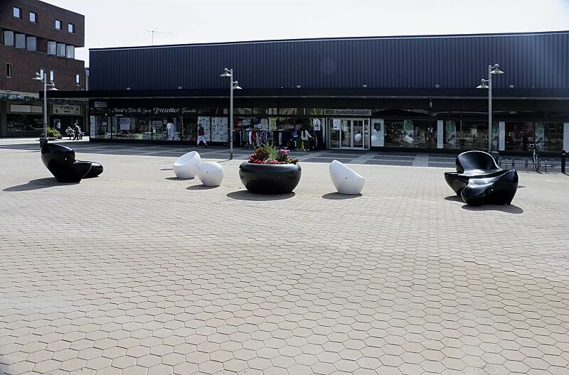 sitz-cuddly__shoKAT0056869 Sitz CUDDLY in RAL 9010 reinweiß sowie Sitz HAPPY, Liegebank HARMONY und Pflanzbehälter GIOVE