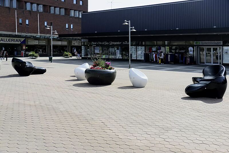 sitz-cuddly__shoKAT0056870 Sitz CUDDLY in RAL 9010 reinweiß sowie Sitz HAPPY, Liegebank HARMONY und Pflanzbehälter GIOVE