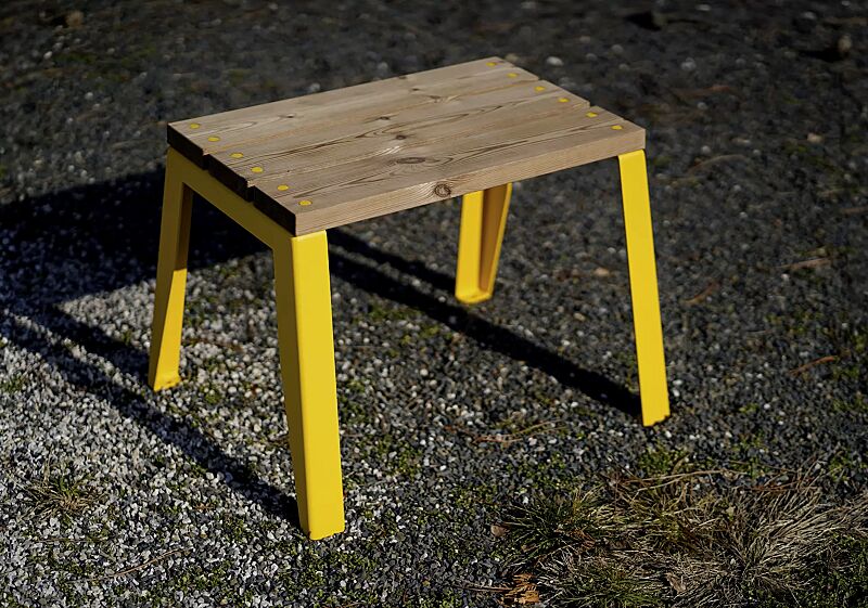 sitz-eger__shoKAT0073851 Sitz EGER CLASSIC ohne Rücklehne, mit Kiefernholzbelattung, Stahlteile in RAL 1021 rapsgelb