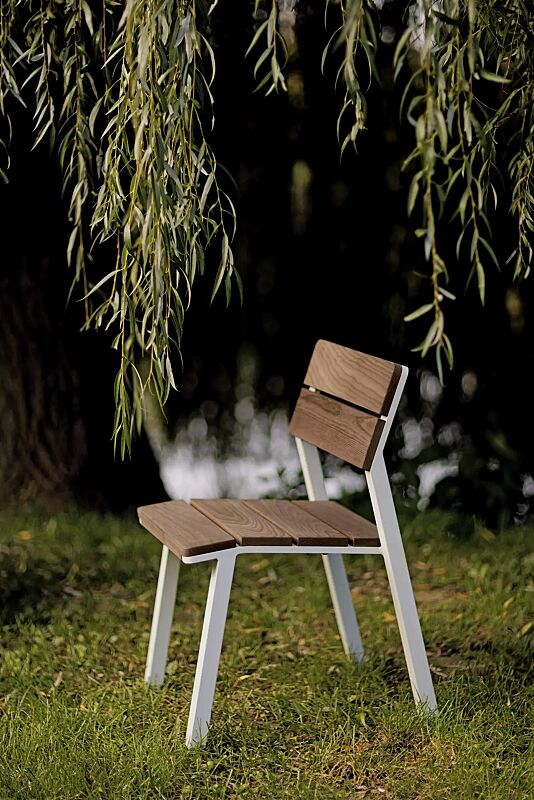 sitz-eger__shoKAT0073854 Sitz EGER MODERN mit Rücklehne, mit Eschenholzbelattung, Stahlteile in RAL 9010 reinweiß