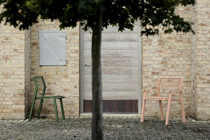 sitz-eger__shoKAT0073858 Sitz EGER MODERN mit Rückenlehne bzw. mit Rücken- und Armlehnen, in RAL 6010 grasgrün und RAL 3012 beigerot