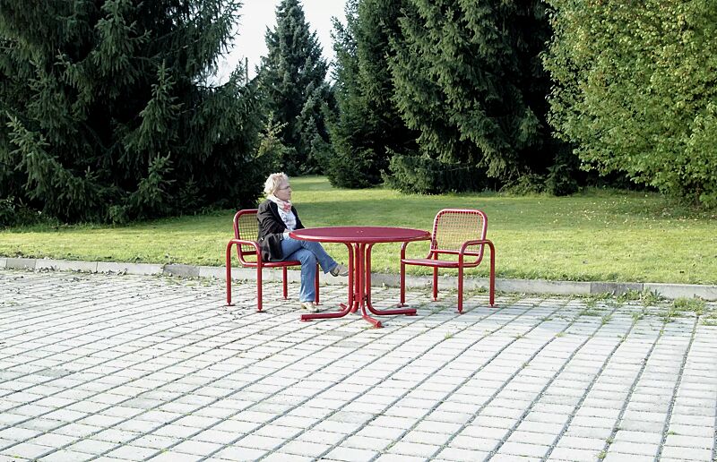 sitz-egna__shoKAT0037950 Sitz EGNA in RAL 3000 feuerrot und Tisch EGNA