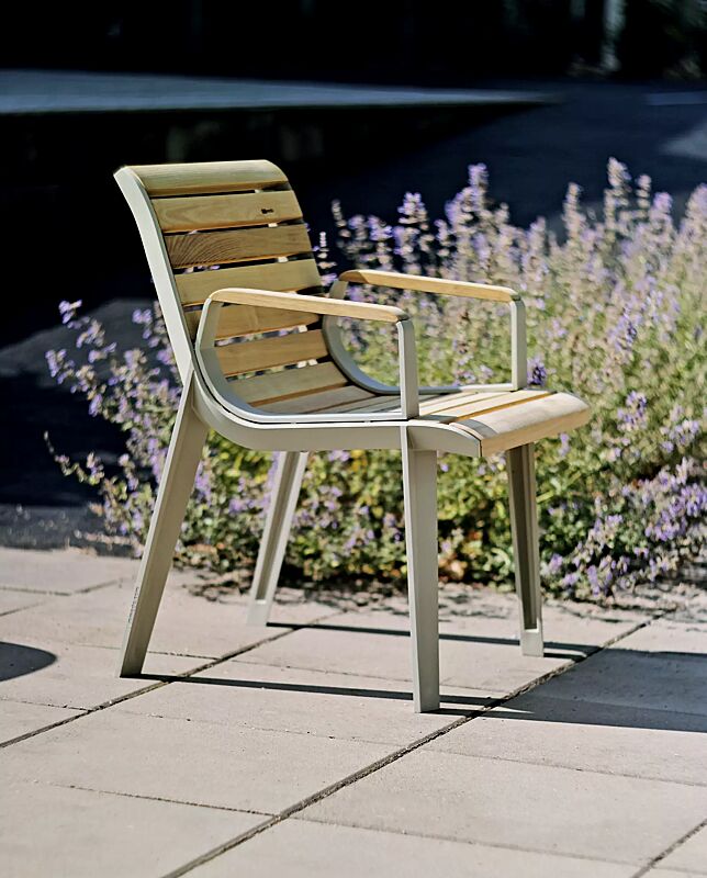 Sitz EMAU mit Rückenlehne und Armlehnen, mit Robinienholzbelattung