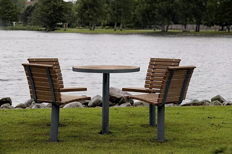 sitz-fjordpark__shoKAT0072153 Sitze FJORDPARK ohne Armlehnen und Tisch FJORDPARK, Stahlteile in RAL 7024 graphitgrau