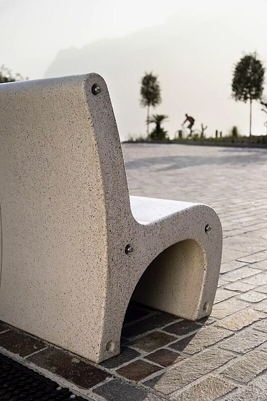 sitz-gea__shoKAT0042920 Sitz GEA aus Beton, in Granitoptik weiß