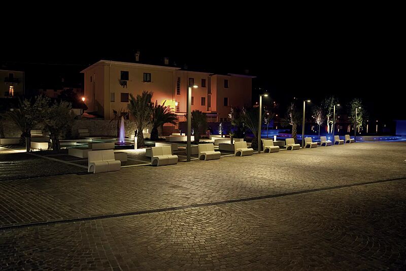 sitz-gea__shoKAT0042921 Sitz GEA aus Beton, in Granitoptik weiß