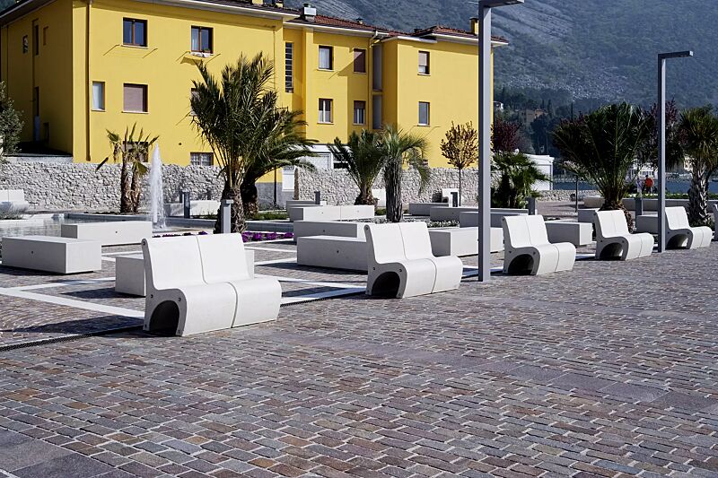 sitz-gea__shoKAT0043051 Sitz GEA aus Beton, in Granitoptik weiß