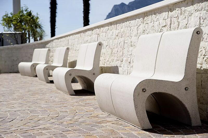 sitz-gea__shoKAT0043057 Sitz GEA aus Beton, in Granitoptik weiß