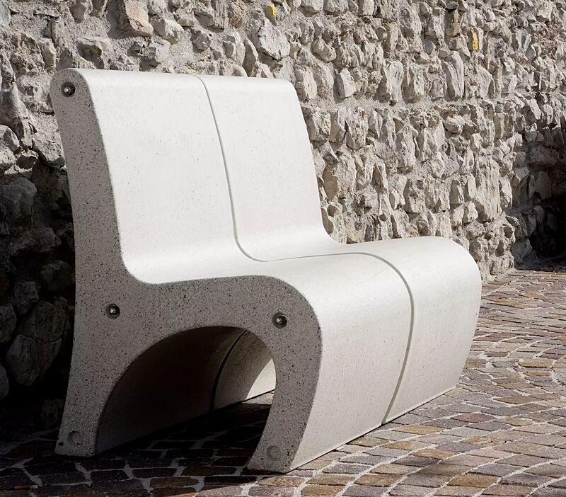 Sitz GEA aus Beton, in Granitoptik weiß