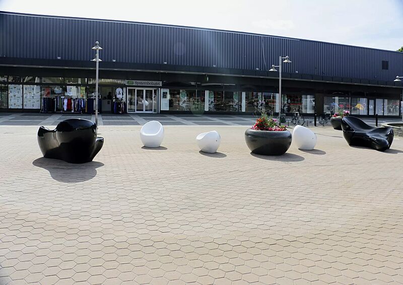 sitz-happy__shoKAT0056865 Sitz HAPPY in RAL 9010 reinweiß sowie Liegebank HARMONY, Sitz CUDDLY und Pflanzbehälter GIOVE