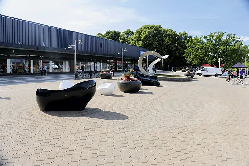 sitz-happy__shoKAT0056866 Sitz HAPPY in RAL 9010 reinweiß sowie Liegebank HARMONY, Sitz CUDDLY und Pflanzbehälter GIOVE