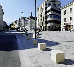Sitzpoller IDRA aus Beton, Oberseite geschliffen, in Granitoptik weiß
