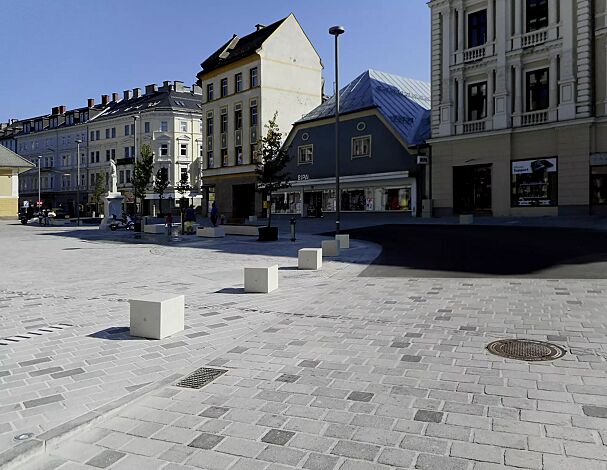 Poller IDRA aus Beton, Oberseite geschliffen, in Granitoptik weiß