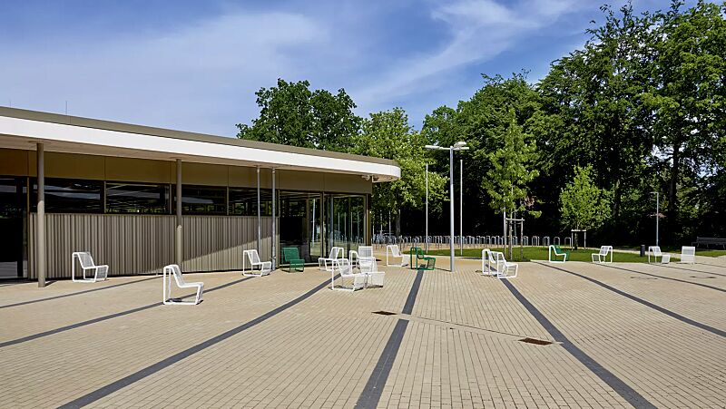 sitz-limpido__shoKAT0066701 Sitz LIMPIDO mit Rückenlehne, in RAL 9003 signalweiß und RAL 6024 verkehrsgrün