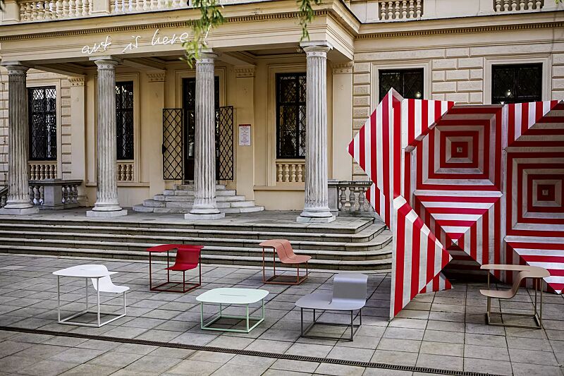 sitz-manta__shoKAT0061635 Sitz MANTA mit Rückenlehne und Tisch bzw. mit doppelter Rückenlehne oder als flaches Sitzelement, in RAL 9010 reinweiß, RAL 3020 verkehrsrot, RAL 6027 lichtgrün, RAL 3015 hellrosa und RAL 9007 graualuminium