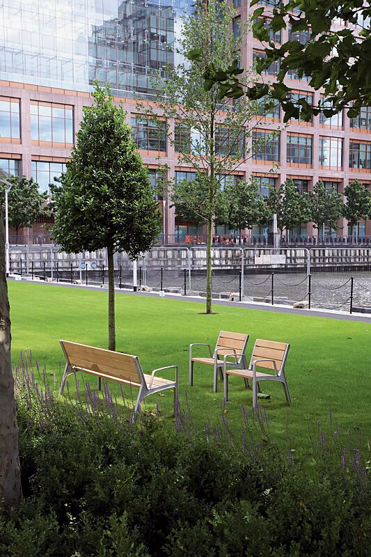 sitz-miela__shoKAT0053736 Sitz und Sitzbank MIELA mit Rückenlehne und Armlehnen, mit Robinienholzbelattung