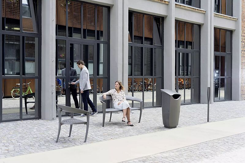 sitz-nastra__shoKAT0055563 Kollektion NASTRA bestehend aus Sitz, Sitzbank, Abfallbehälter und Poller