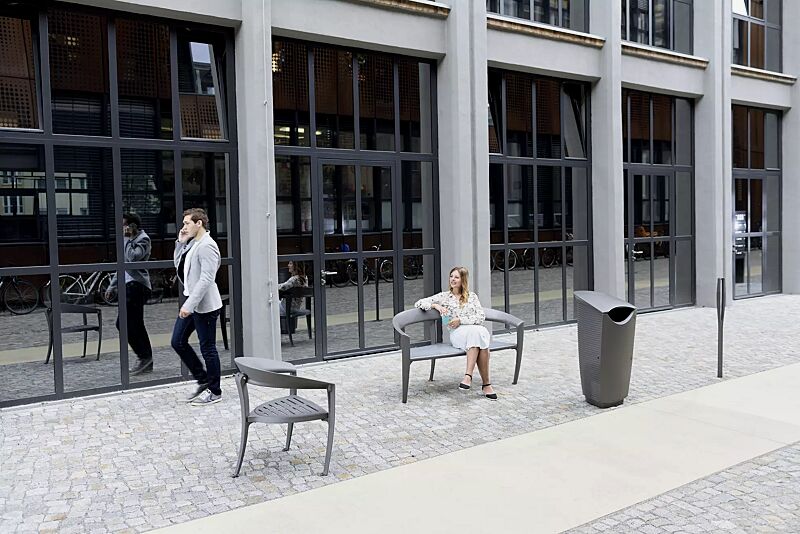 sitz-nastra__shoKAT0055564 Kollektion NASTRA bestehend aus Sitz, Sitzbank, Abfallbehälter und Poller